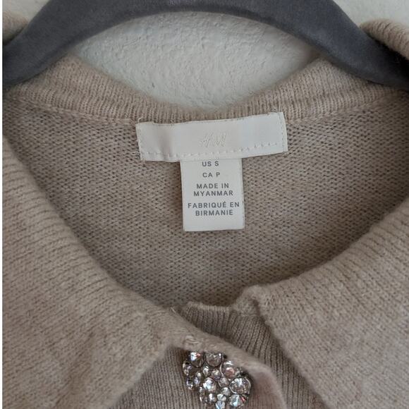 H&M Beige Wool Blend Rhinestone Flower Buttons Short Sleeve Sweater, size S - Picture 3 of 8